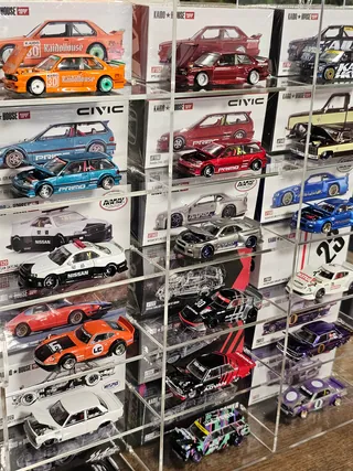 BOX DISPLAY — Vitrine für Modelle mit Box (Kaido House, Mini GT) — Vorderansicht