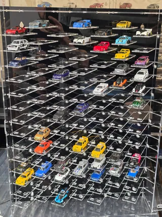 Vitrine 1:64 Für 98 Autos — 64B98 — schwarze Rückwand