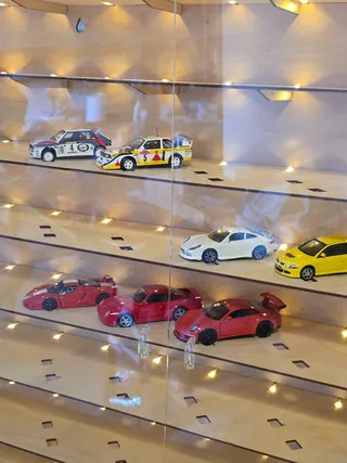 Vitrine 1:43 Für 80 Modelle — Nahaufnahme