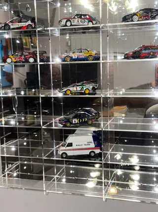 Vitrine 1:24 Für 18 Modelle — beim Kunden, Rallye