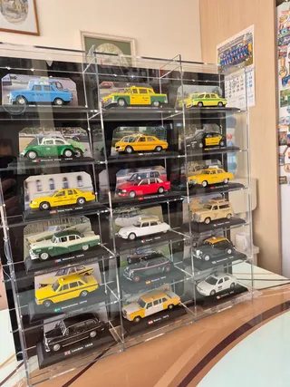 Vitrine 1:43 Für 18 Modelle — beim Kunden