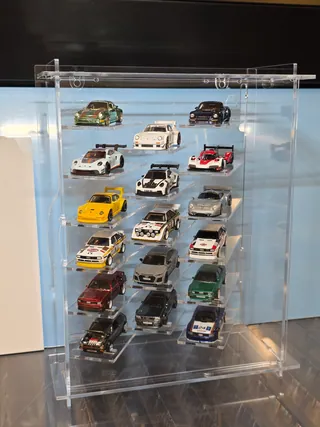 Vitrine 1:64 Für 17 Autos — 64P17 — Vorderansicht