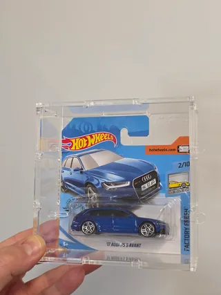 Box für Hot-Wheels-Karten — in der Hand