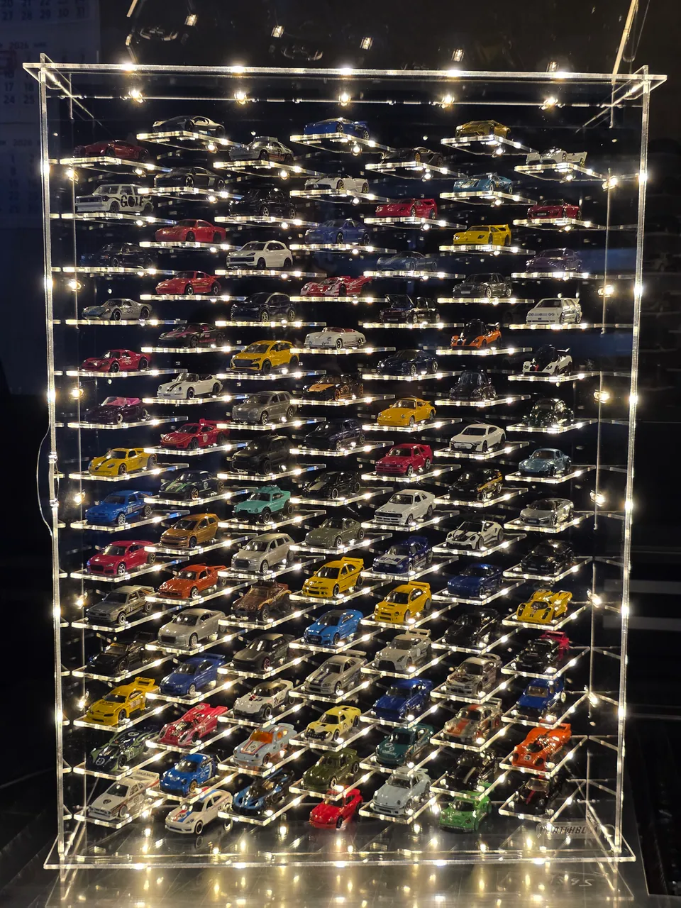 Vitrine 1:64 für 98 Autos mit LED
