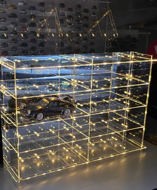 Vitrine 1:18 Für 8 Modelle — Seitenansicht