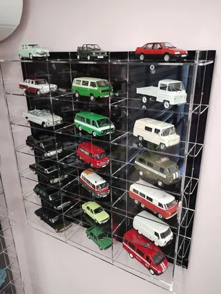 Vitrine 1:43 Für 18 Modelle — beim Kunden, schwarze Rückwand