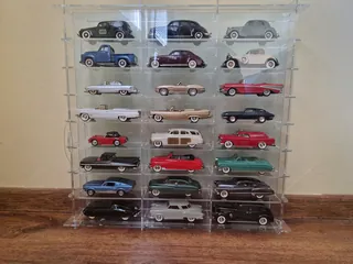 Vitrine 1:43 Für 24 Modelle — beim Kunden