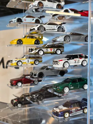 Vitrine 1:64 Für 17 Autos — Nahaufnahme