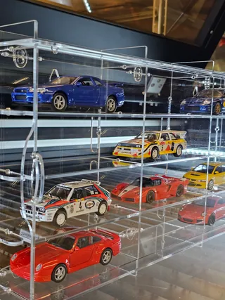 Gablota 1:43 na 12 modeli — z boku