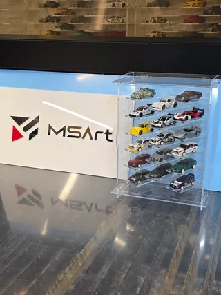 Vitrine 1:64 Für 17 Autos — 64P17 — neben dem MSArt-Schild