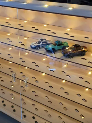 Vitrine 1:64 Für 63 Autos — die Türen in Nahaufnahme
