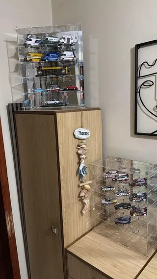 Vitrine 1:43 Für 15 Modelle — beim Kunden, im Zimmer