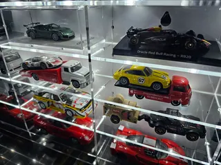 Gablota 1:43 na 12 modeli — z LED, z bliska