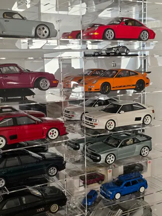 Vitrine 1:18 Für 8 Modelle — mit Modellen