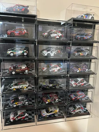 Vitrine 1:43 Für 18 Modelle — beim Kunden, schwarze Rückwand