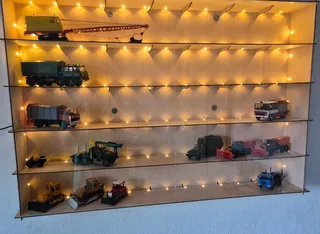 Vitrine Mit 5 Regalböden (ohne Radaussparungen — für Lkw und jede Sammlung) — WR5 — Holz, mit LED