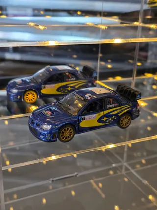 Gablota 1:24 na 20 modeli (2 drzwiczki) — z modelami, z bliska