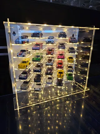 Vitrine 1:64 Für 27 Autos — 64A27L — Seitenansicht