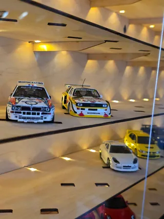 Vitrine 1:43 Für 80 Modelle — LED in Nahaufnahme