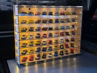 Vitrine 1:64 Für 63 Autos — 64W63L — Seitenansicht