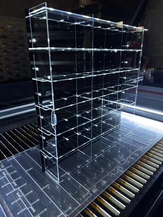 Vitrine 1:24 Für 18 Modelle — Seitenansicht