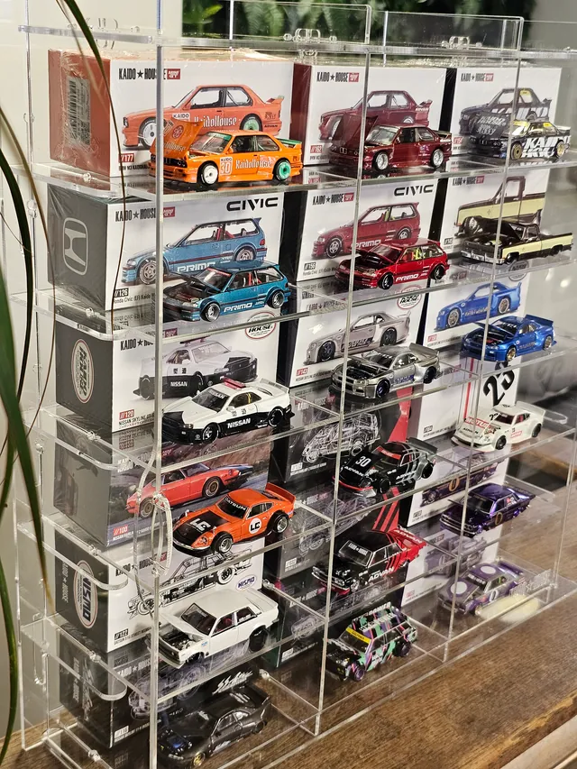 BOX DISPLAY — витрина за модели в кутии (Kaido House, Mini GT) — отстрани