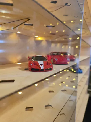 Vitrine 1:43 Für 80 Modelle — Nahaufnahme