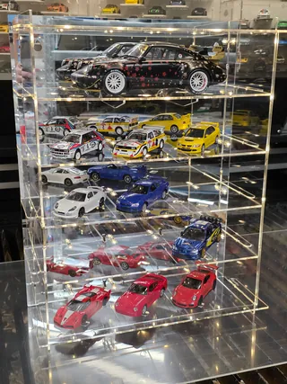 Vitrine 1:43 Für 15 Modelle — mit Modellen