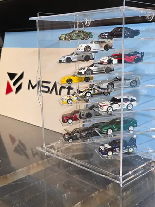 Vitrine 1:64 Für 17 Autos — 64P17 — neben dem MSArt-Schild