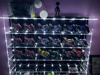Vitrine 1:24 Für 18 Modelle — beim Kunden, Motorräder