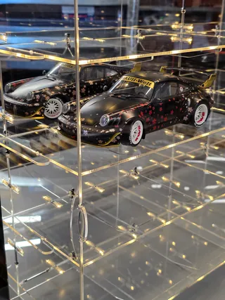 Vitrine 1:18 Für 8 Modelle — Nahaufnahme