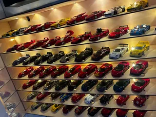 Vitrine 1:64 Für 63 Autos — beim Kunden