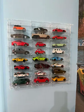 Vitrine 1:43 Für 24 Modelle — beim Kunden, an der Wand