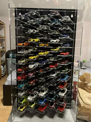 Vitrine 1:64 Für 60 Autos — beim Kunden