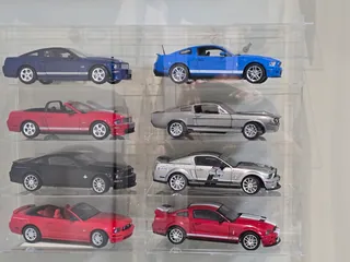 Vitrine 1:18 Für 8 Modelle — beim Kunden