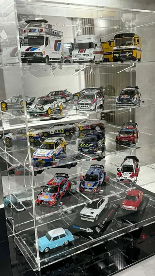 Vitrine 1:43 Für 15 Modelle — beim Kunden