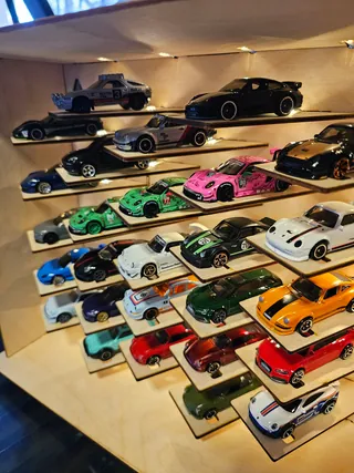 Vitrine 1:64 Für 27 Autos — Nahaufnahme, mit LED