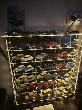 Vitrine 1:24 Für 18 Modelle — beim Kunden, mit LED