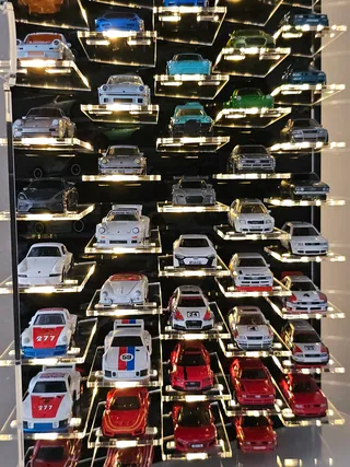 Vitrine 1:64 Für 60 Autos — mit LED, Nahaufnahme