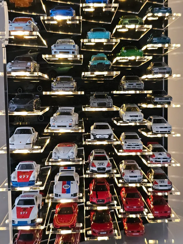 Витрина 1:64 за 60 колички — с LED отблизо