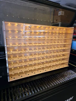 Vitrine 1:43 Für 80 Modelle — Seitenansicht