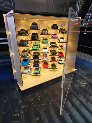 Vitrine 1:64 Für 27 Autos — 64W27L — Holz, mit LED