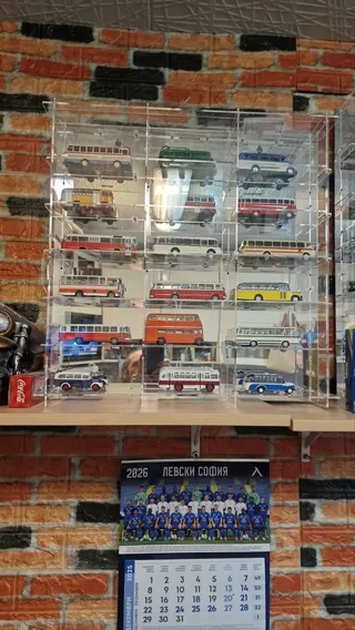 Vitrine 1:24 Für 18 Modelle — beim Kunden