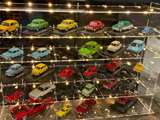 Vitrine 1:43 Für 30 Modelle — beim Kunden